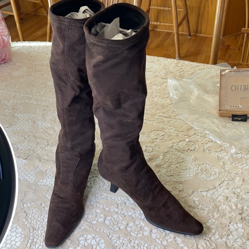 Vaneli brown suede low heeled boots - size 6 1/2 N